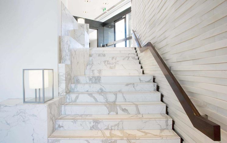 posa in opera di rivestimento di scale in marmo