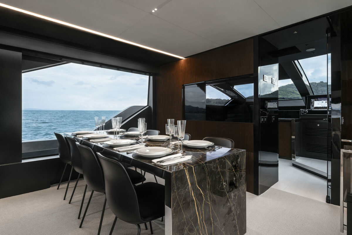 realizzazione e posa in opera di un tavolo in marmo nero su yacht